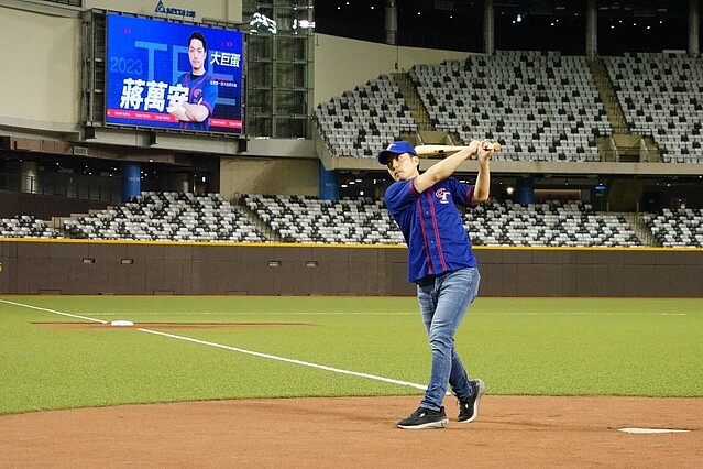 台北市長蔣萬安率市府團隊開箱大巨蛋。圖/台北市政府提供